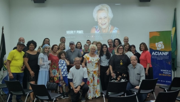 Marly Pinel realiza tarde de autógrafos na ACIANF
